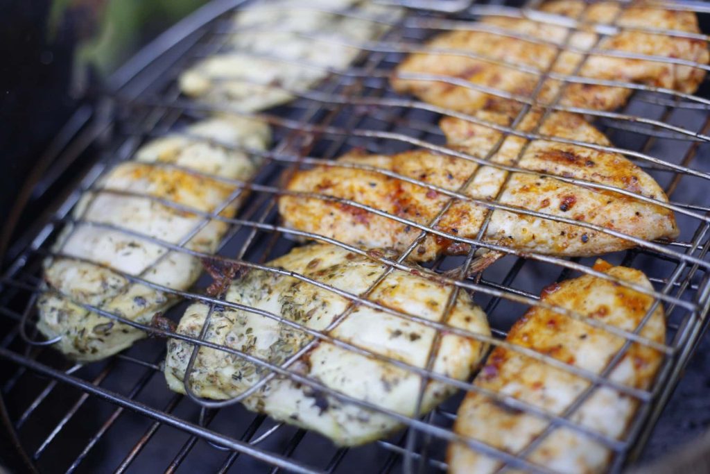 Gegrillte Hähnchenbrustfilets in Kräuter- oder Paprikamarinade
