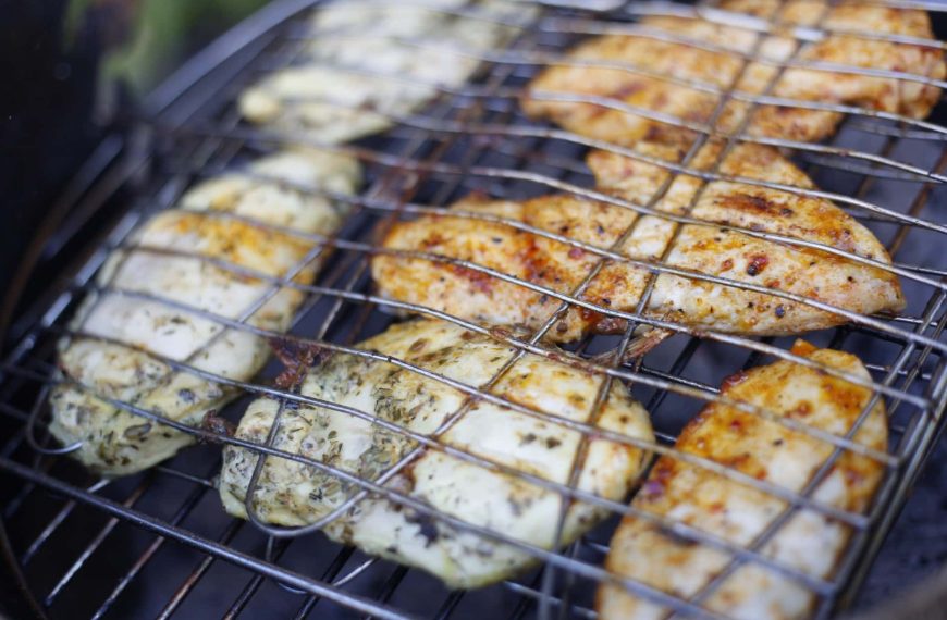 Gegrillte Hähnchenbrustfilets in Kräuter- oder Paprikamarinade