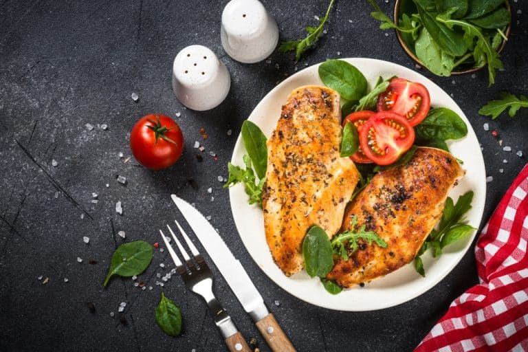 Gegrillte Hähnchenbrustfilets mit Knoblauch
