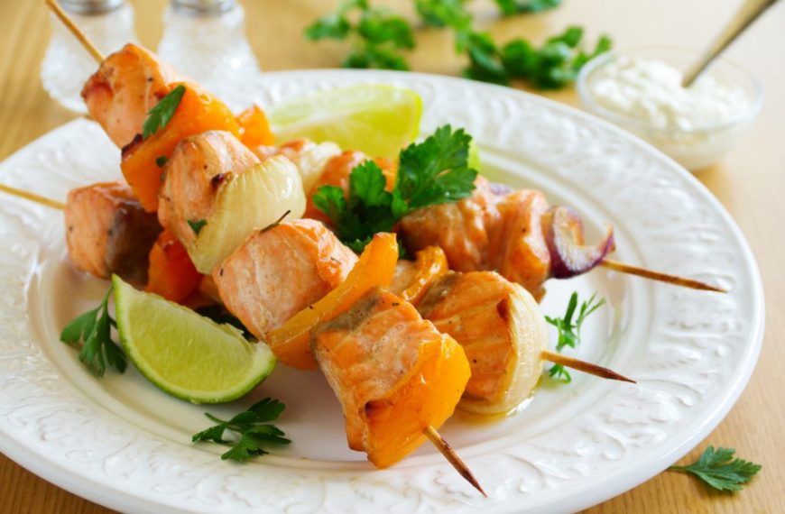 Gegrillte Lachsspieße mit Paprika und Zwiebeln – Lachs lecker grillen
