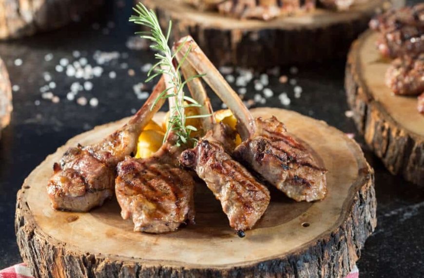 Gegrillte Lammrippchen mit Knoblauch und Kräutern