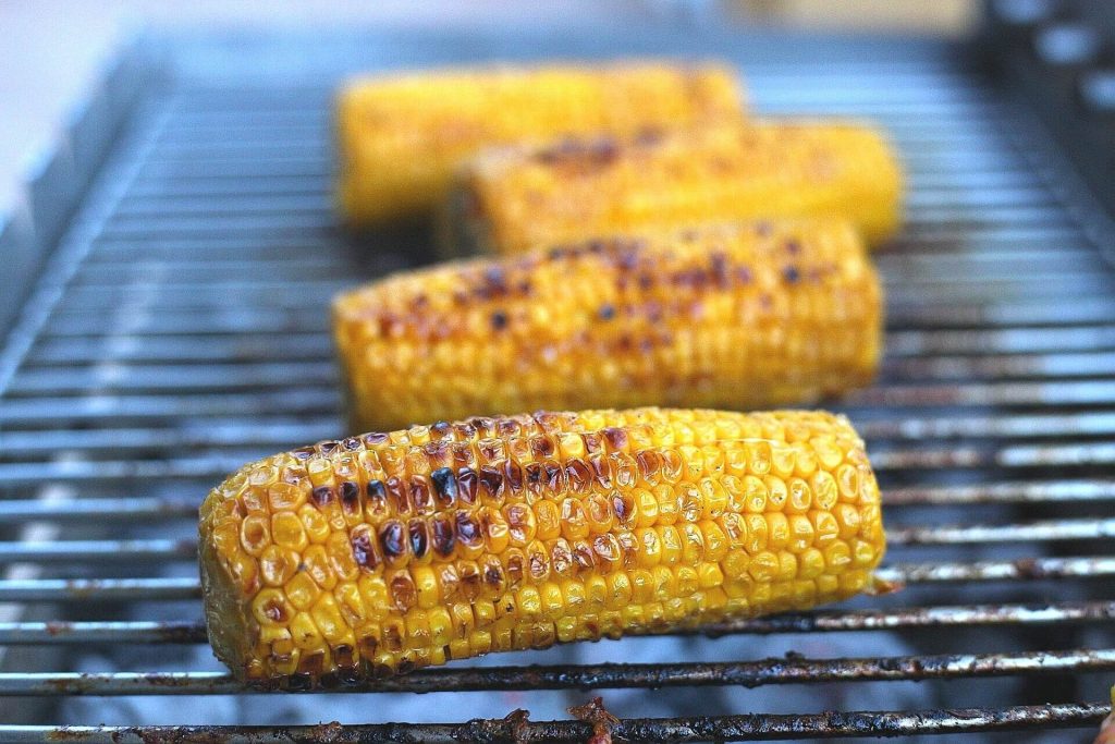 Gegrillte Maiskolben mit Butter - Mais Grillen Barbecue Rezepte