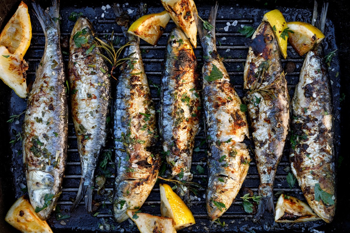 Gegrillte Makrelen mit Knoblauch und scharfer Tomatensauce