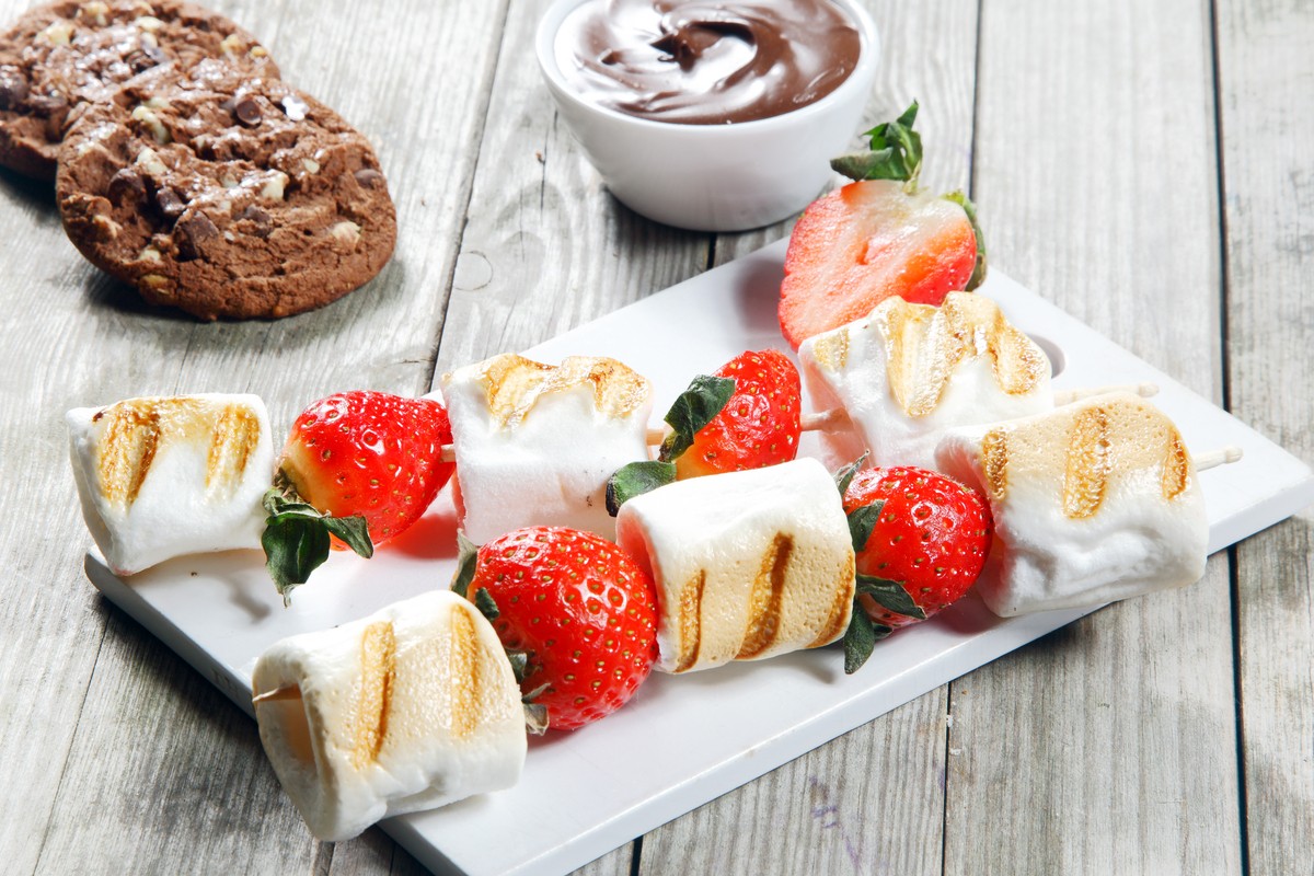 Gegrillte Marshmallows mit Erdbeeren - Schnelles Dessert vom Grill