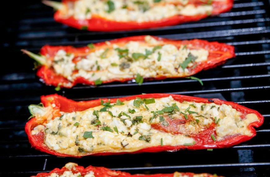 Gegrillte Paprika mit Eigelb, Sahne und Fetakäse Füllung