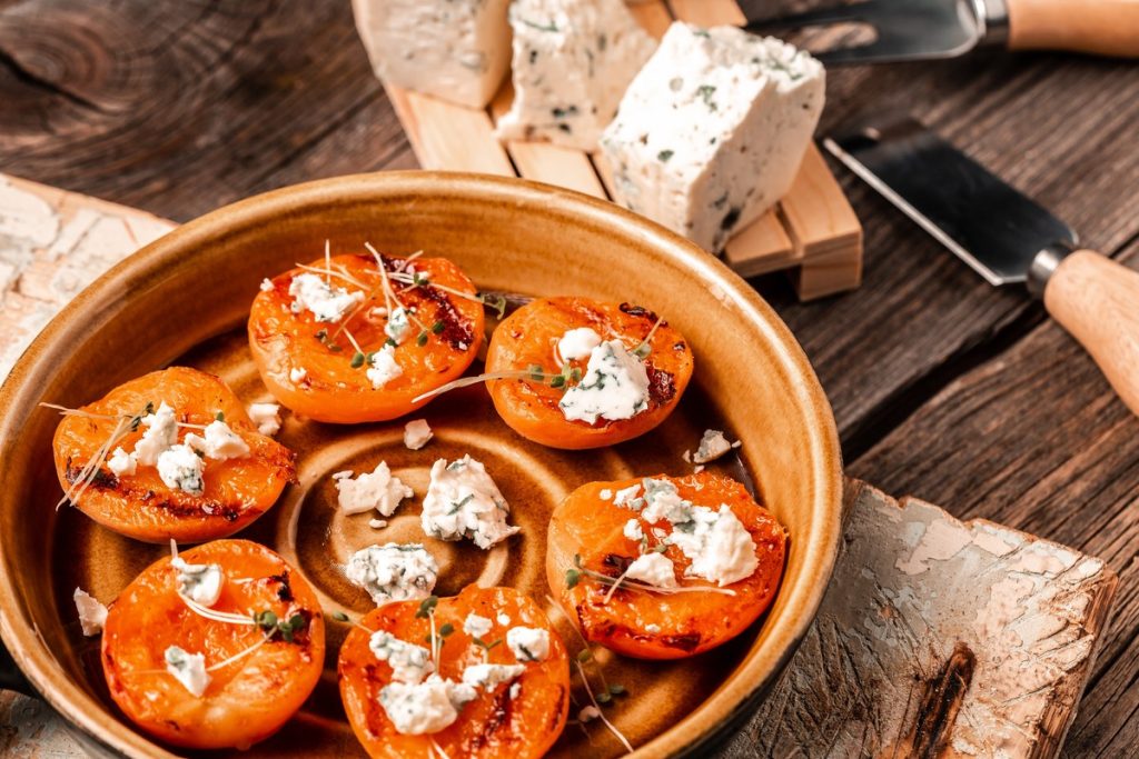 Gebackene Birnen mit Nüssen, Blauschimmelkäse und Honig
