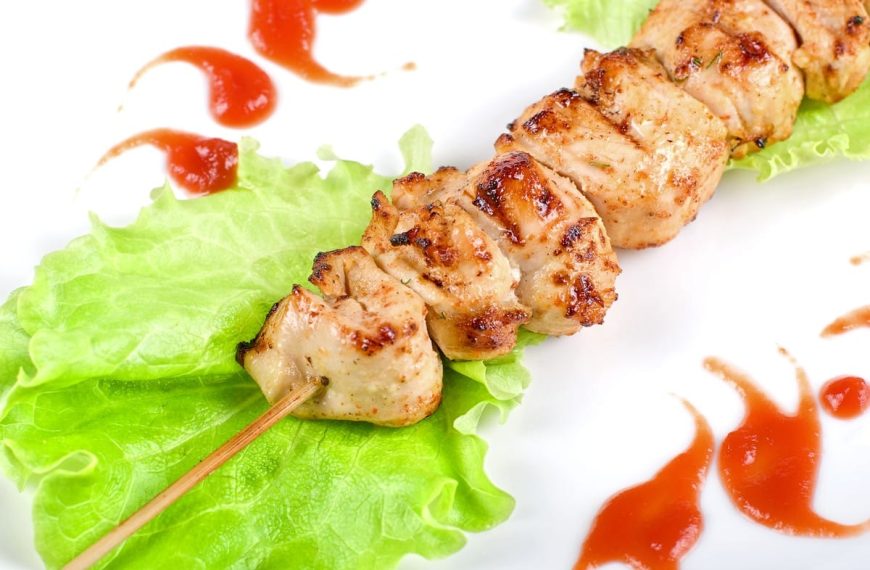 Gegrillte Schweinefilet Spieße mit Sojasauce, Ingwer und Chili
