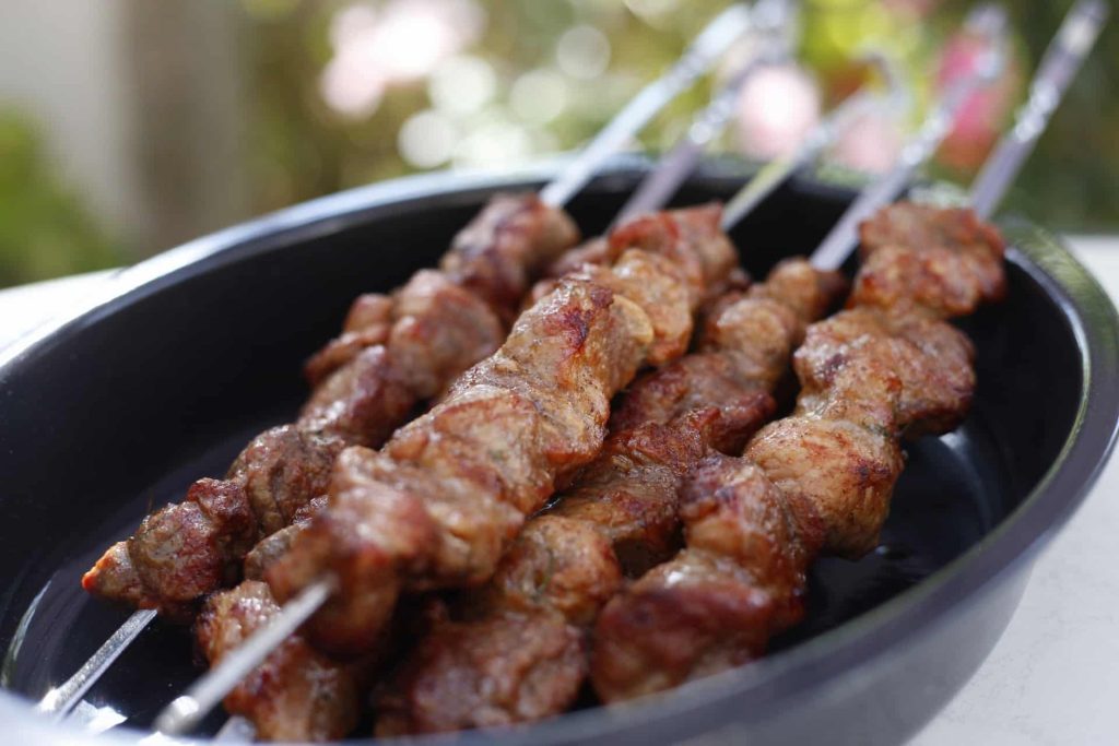 Gegrillte Schweinespieße in Adschika Marinade