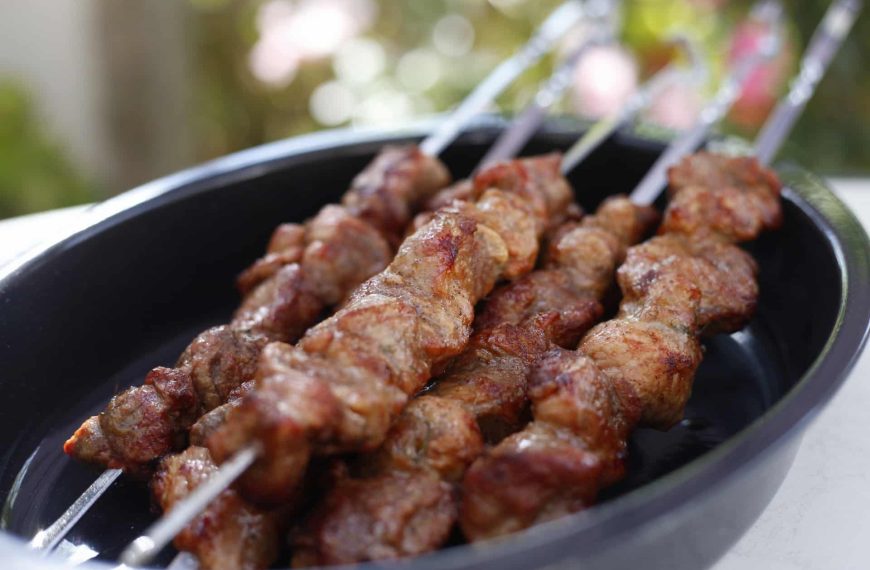 Gegrillte Schweinespieße in Adschika Marinade