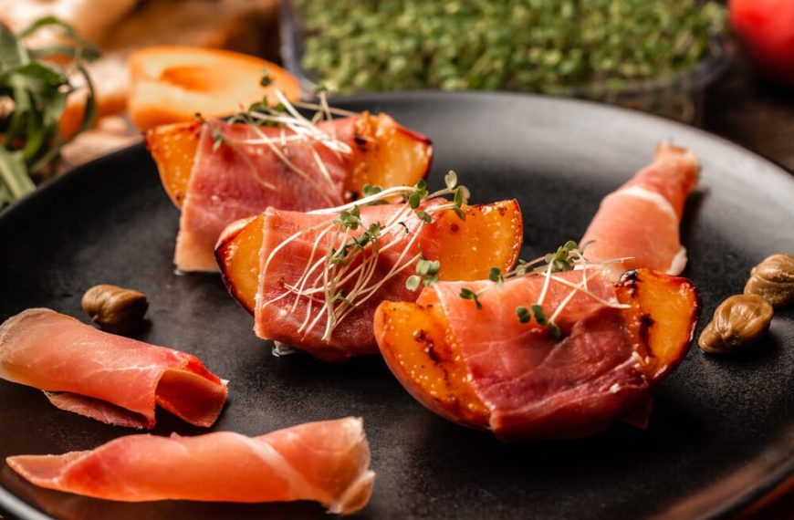 Gegrillte aromatische Pfirsiche mit Schinken, Honig und Kresse