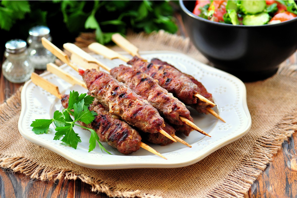 Gegrillter Kebab Lammhack am Spieß mit Zwiebeln und Gewürzen