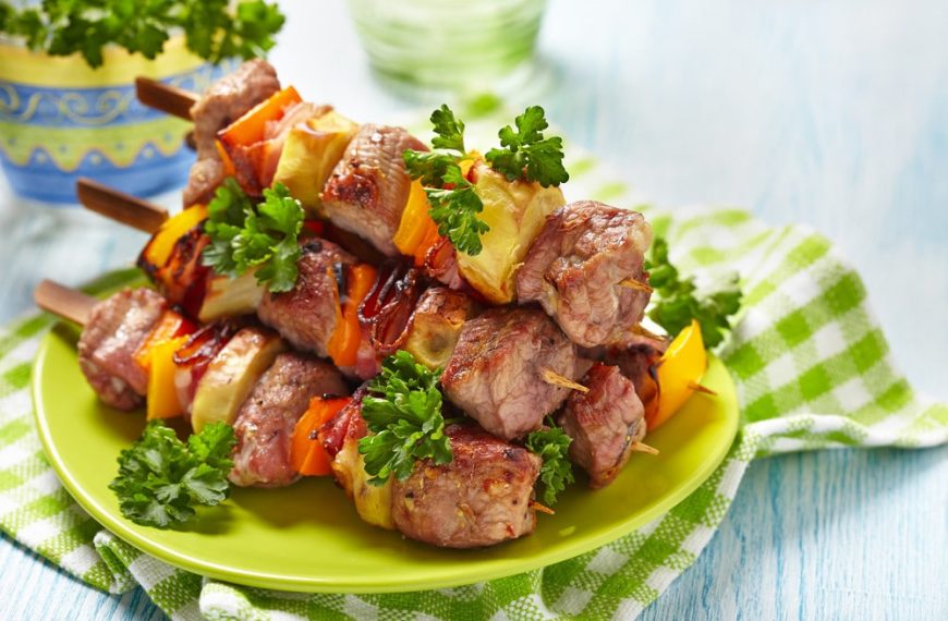 Gegrillter Kebab mit Schweinefleisch und Paprika