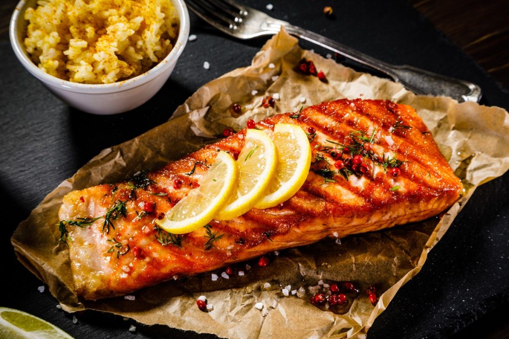 Gegrillter Lachs mit Gewürzen und Knoblauch