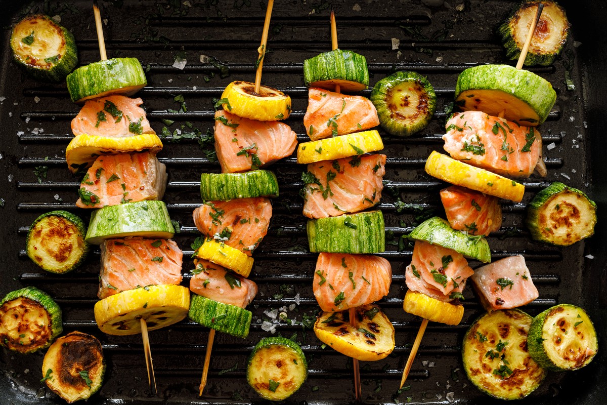 Gegrillter Lachs mit Zucchini auf Spießen