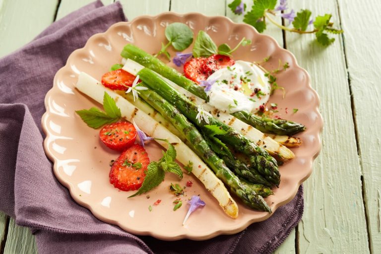Gegrillter Blumenkohl mit Spinat und Knoblauch