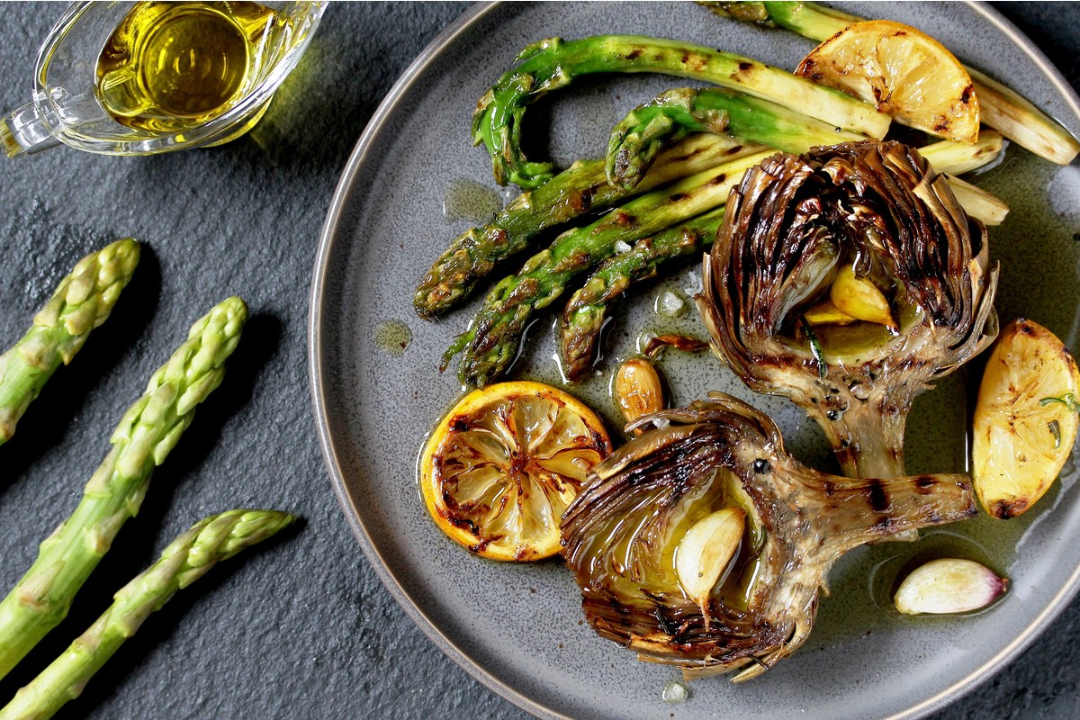 Gegrillter grüner Spargel mit Knoblauch und Artischocken