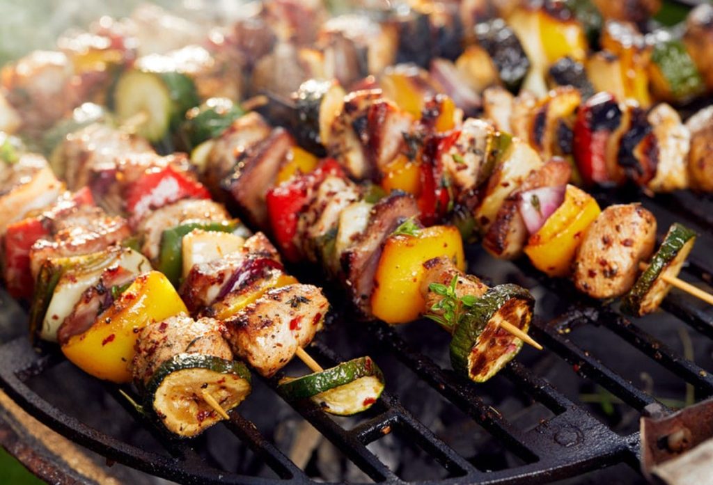 Gegrilltes Gemüse auf Spießen mit Kräutern und Chili