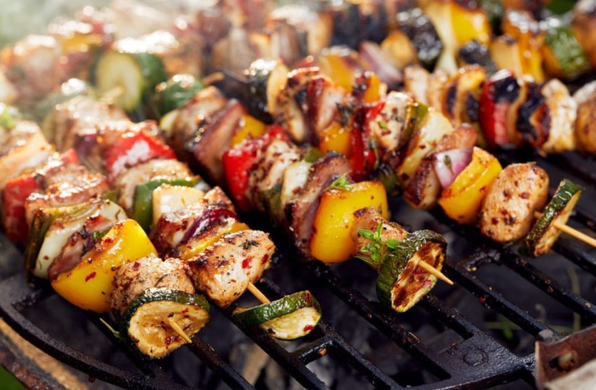 Gegrilltes Gemüse auf Spießen mit Kräutern und Chili