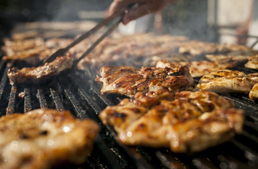 Gegrilltes Hähnchenfleisch ohne Knochen in Kräutermarinade