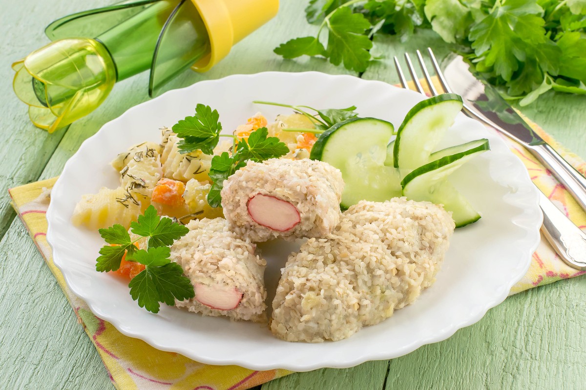 Gekochte Fischfrikadellen mit Krabbenstäbchen und Sesam