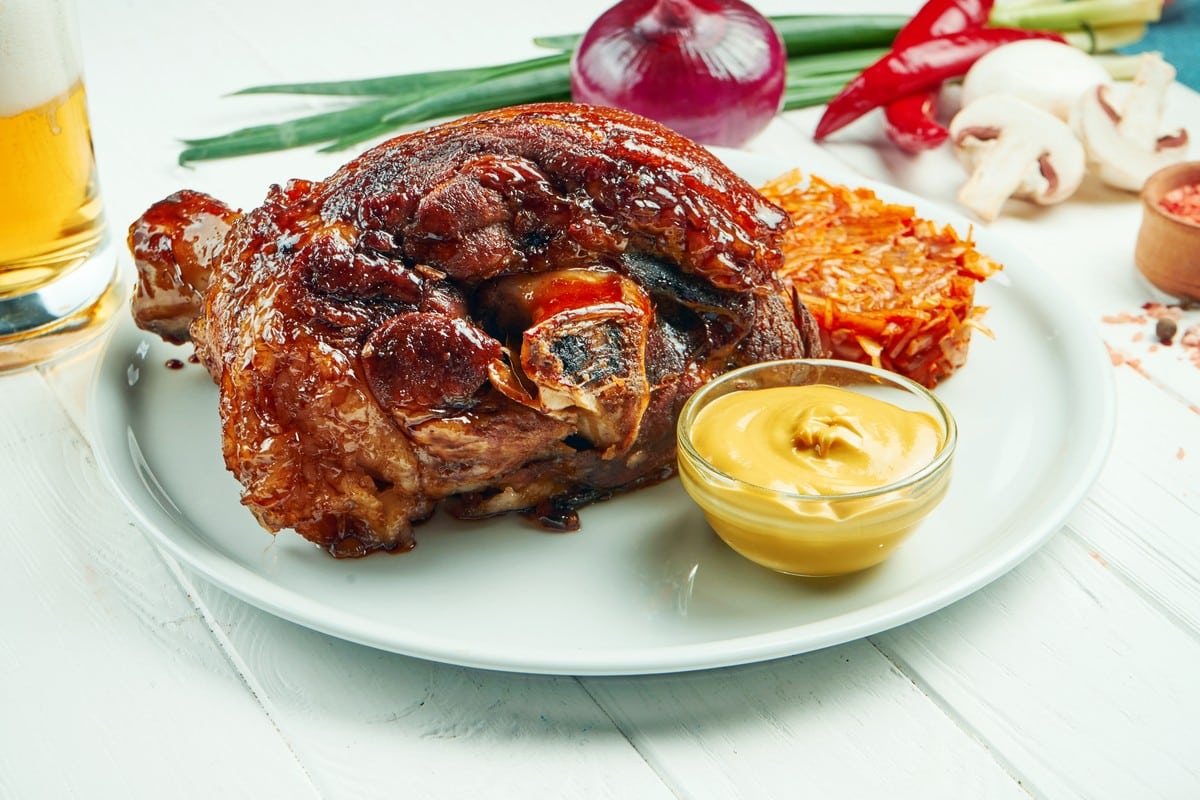 Gekochte Schweinehaxe mit Kwas und Gemüse