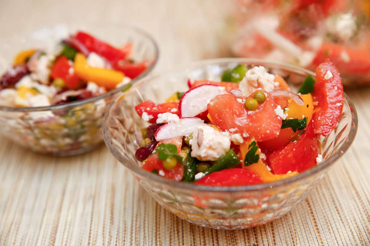 Gemischter Salat mit Paprika, Tomaten, Bohnen und Feta