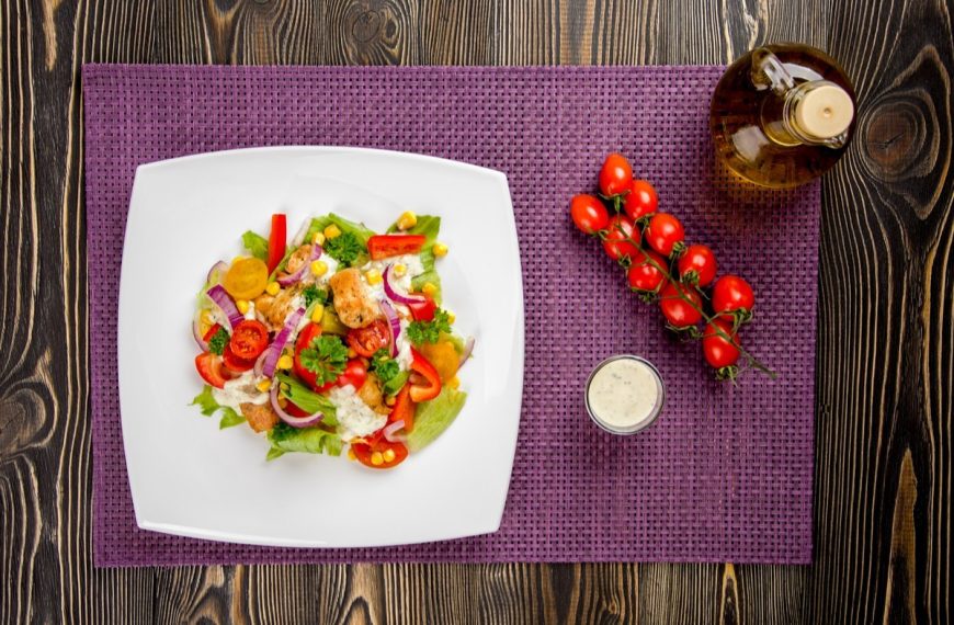 Gemischter Salat mit Putenbrustfilet und Salatdressing
