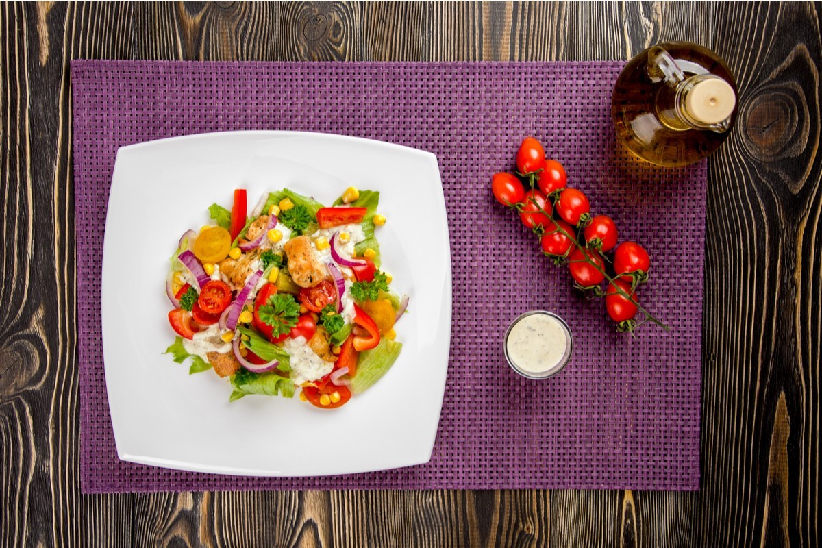 Gemischter Salat mit Putenbrustfilet und Salatdressing