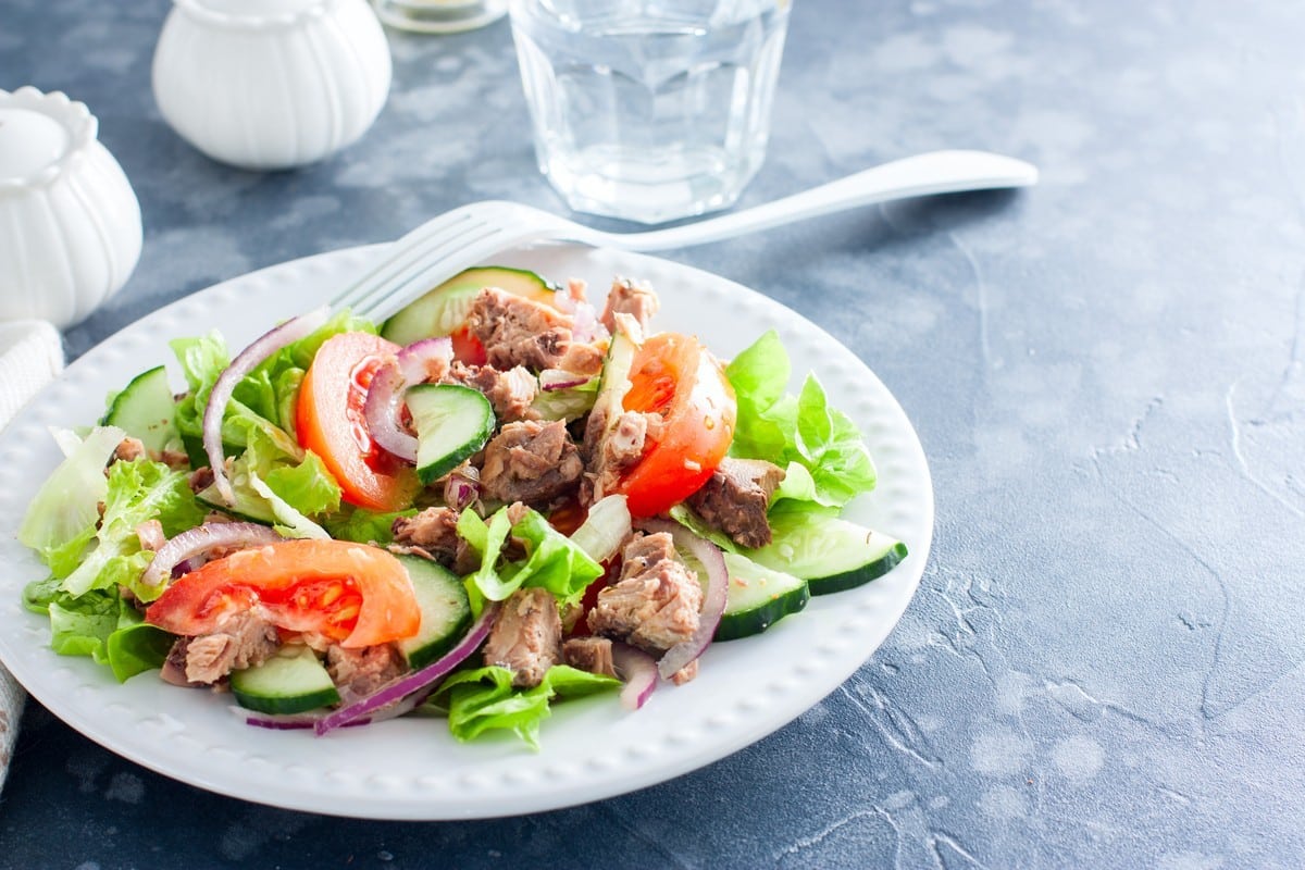Gemischter Salat mit Thunfisch und Zwiebeln