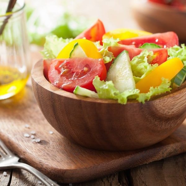 Gemischter Salat mit Tomaten, Gurken und Paprika