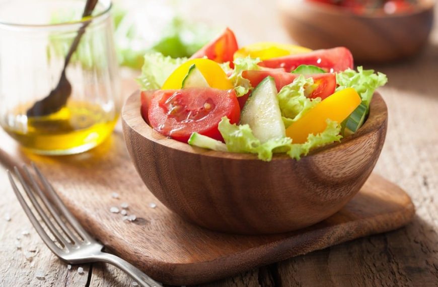Gemischter Salat mit Tomaten, Gurken und Paprika