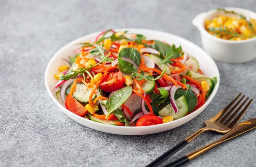 Gemischter Salat mit Tomaten, Radieschen und Öldressing