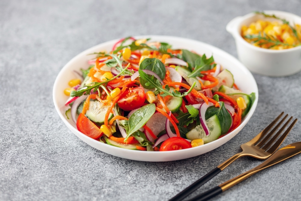 Gemischter Salat mit Tomaten, Radieschen und Öldressing