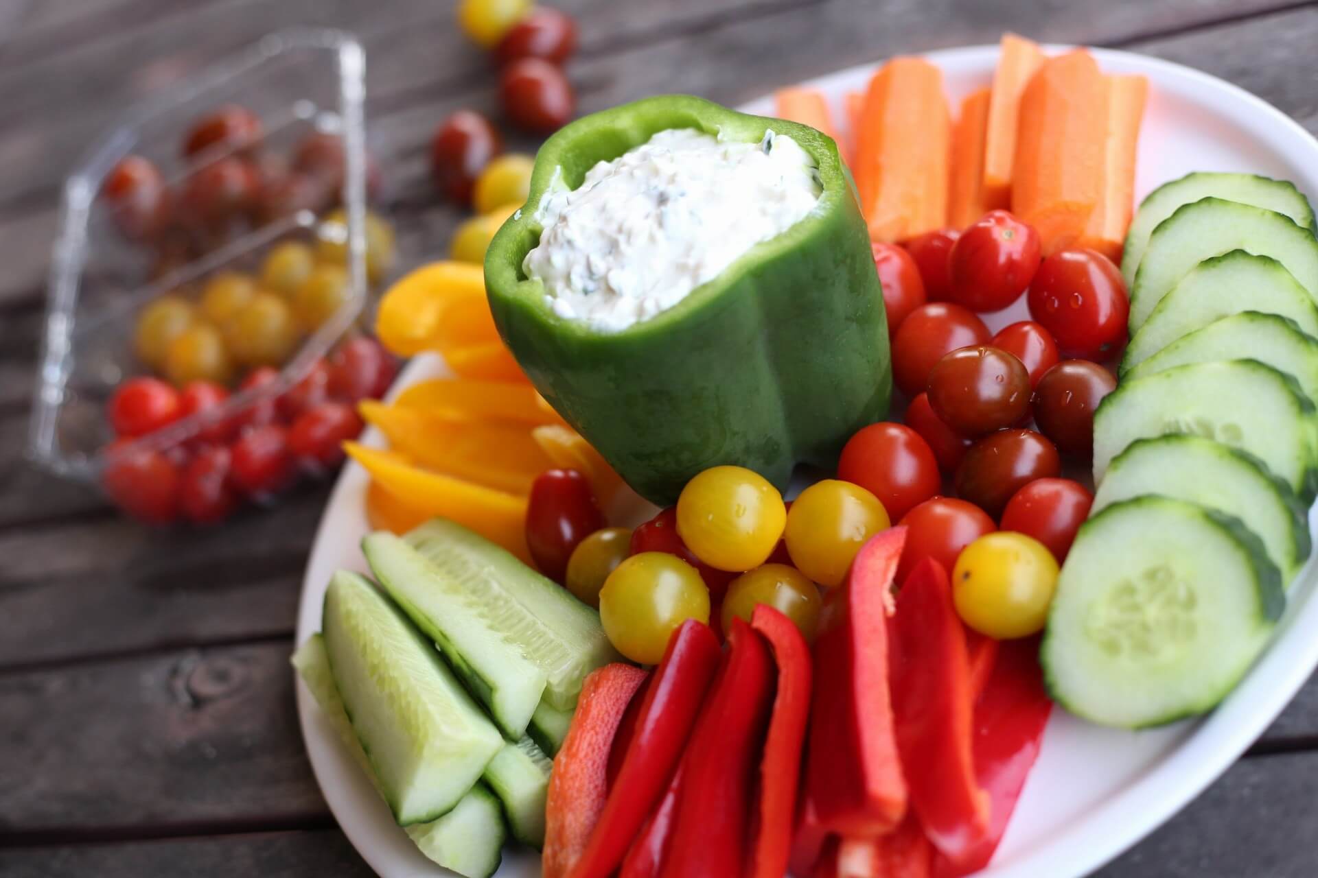 Gemüse Snack aus Paprika und Tomaten mit Dip zum Grillen