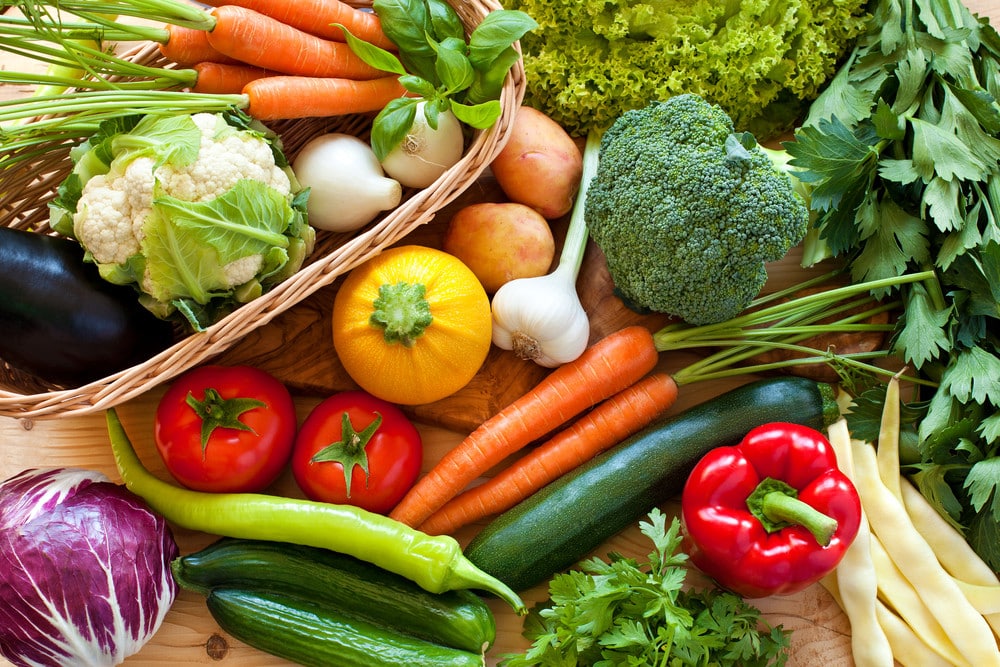 Gemüse richtig behandeln 8 Tipps für mehr Vitamine|Frisches Gemüse steckt voller gesunder Inhaltsstoffe. Diese werden durch falsche Zubereitung zum Teil zerstört.|Manche-Vitamine-werden-durch-richtiges-Garen-erst-verfügbar|Die-richtige-Kochtechnik-schont-hitzeempfindliche-Vitamine|Dämpfen-im-Dampfgarer|Gemüse-grillen-und-braten|Mit der geringen Menge Wasser und dem daraus entstehenden Wasserdampf wird das Gemüse schonend gedünstet.|Gemüse-grillen-und-braten