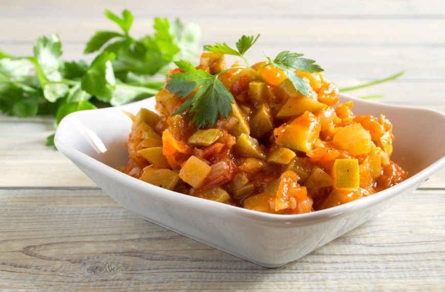 Gemüseeintopf aus Zucchini, Kartoffeln, Tomaten und Fleisch