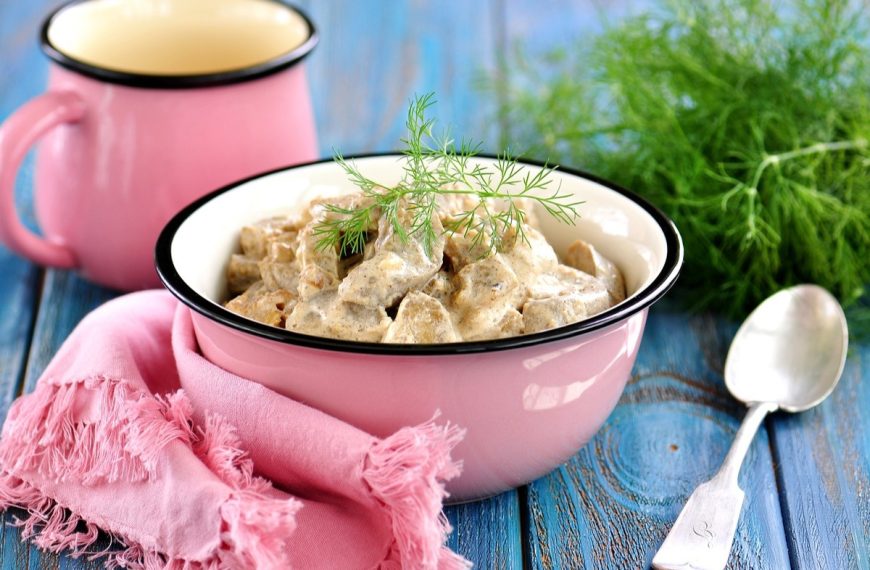 Gemüseeintopf mit Auberginen, gerösteten Zwiebeln und Sauerrahmsauce