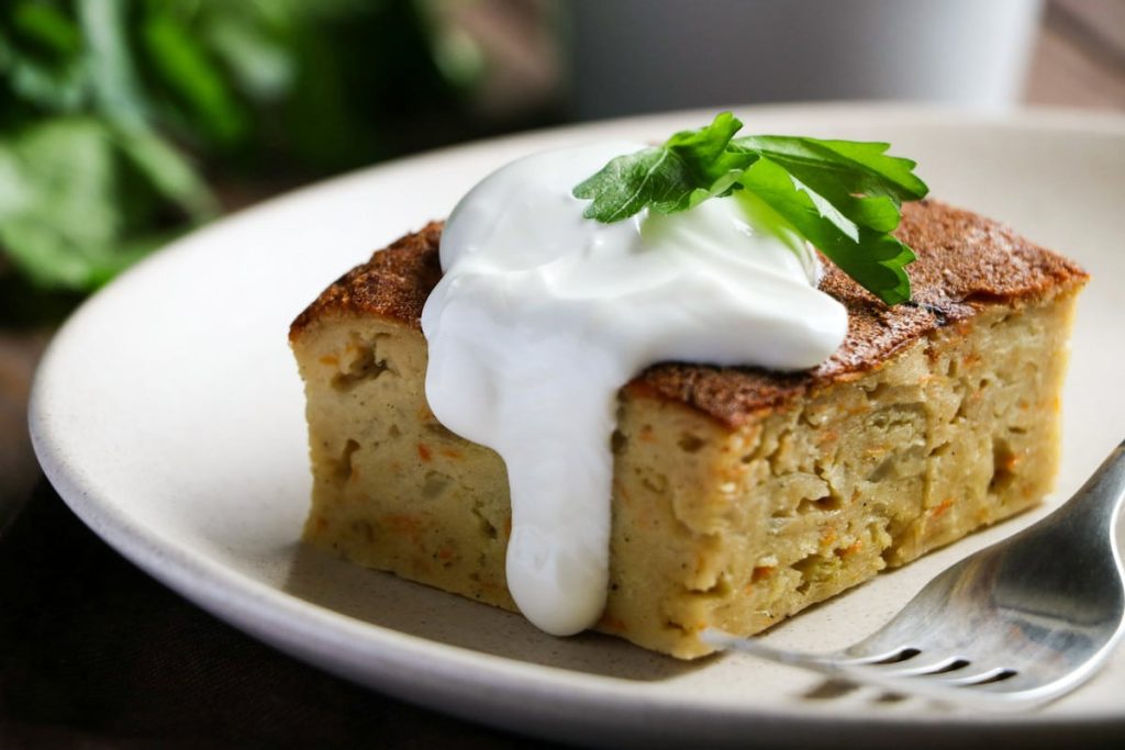 Gemüsekuchen mit Kohl, Karotten und Zwiebeln aus der Pfanne