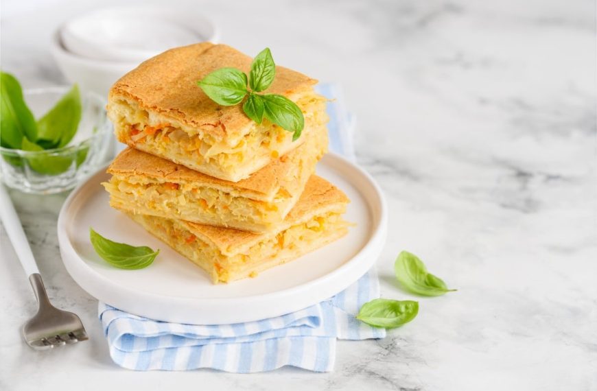 Gemüsekuchen mit Kohl, Zwiebeln und Karotten