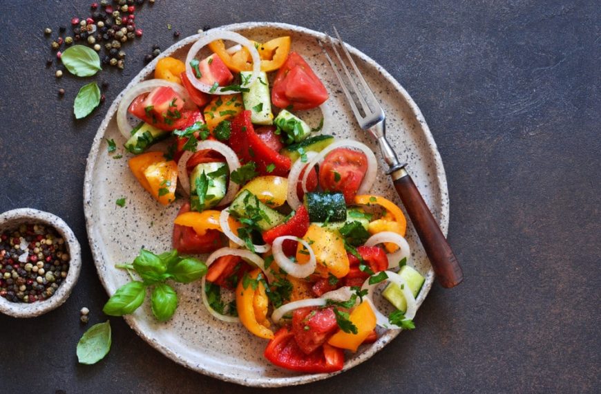 Gemüsesalat aus Tomaten, Paprika und Gurken mit Zitronendressing