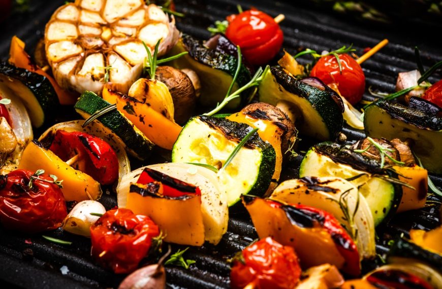 Gemüsespieße mit Zucchini, Tomaten und Champignons