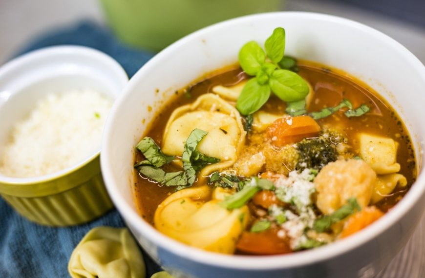 Gemüsesuppe mit Tortellini und Tomaten