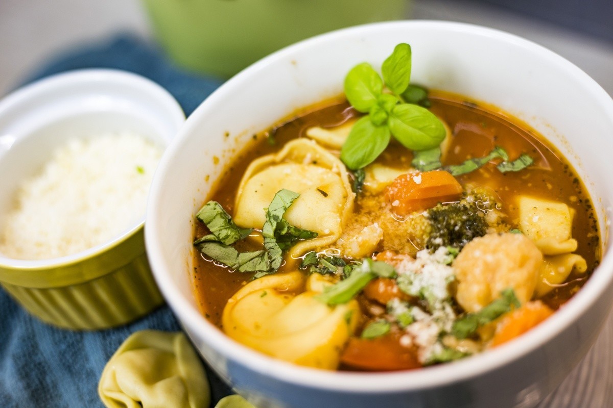 Gemüsesuppe mit Tortellini und Tomaten