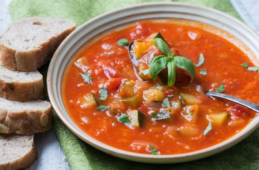 Gemüsesuppe mit Zucchini, Auberginen und Paprika