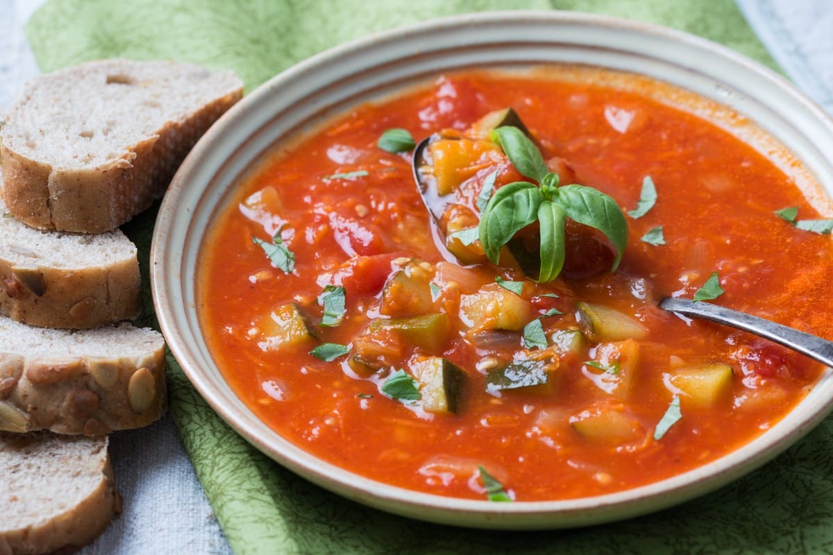 Gemüsesuppe mit Zucchini, Auberginen und Paprika