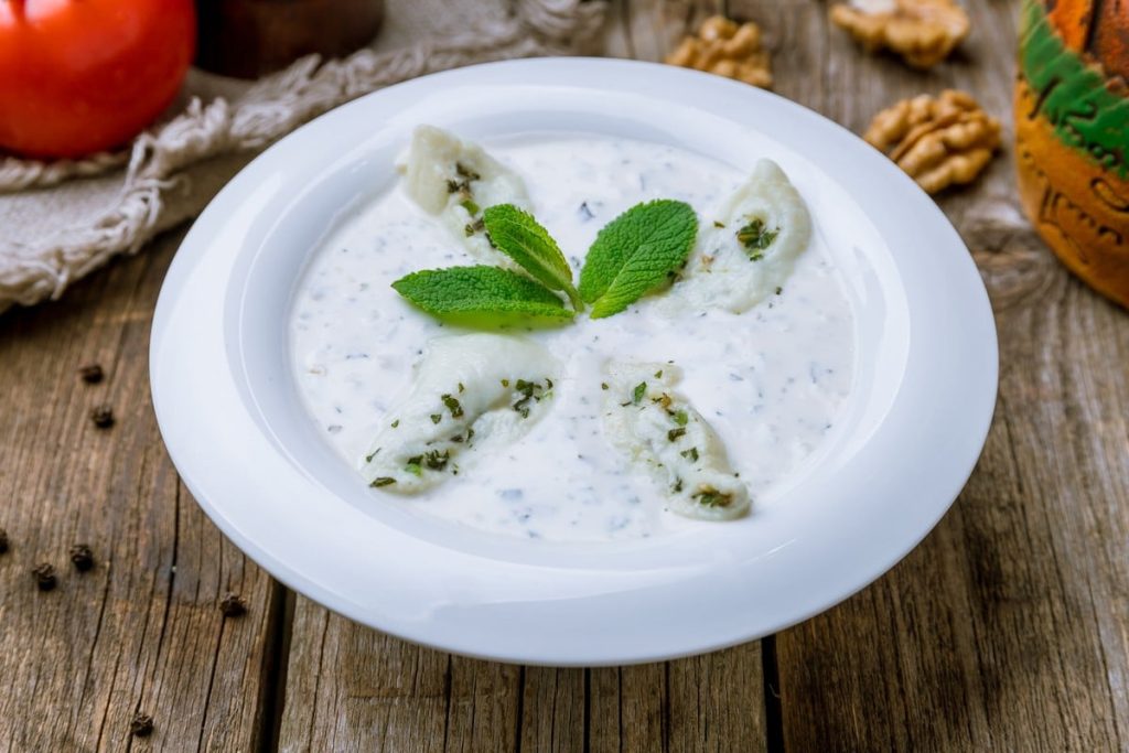 Georgische Gebjalia Käserollen in Milchsauce