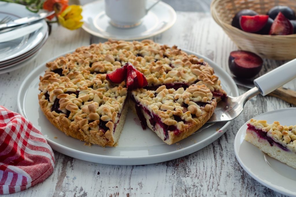 Geriebener Pflaumenkuchen mit Butter