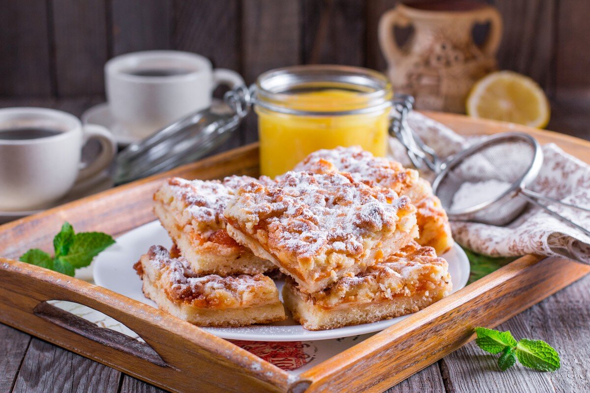 Geriebener Zitronenkuchen mit Butter