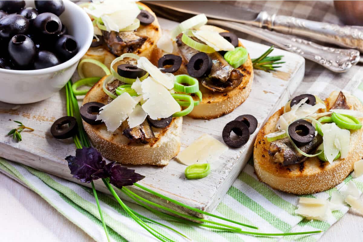Geröstete Bruschetta mit Sprotten, Oliven und Parmesan