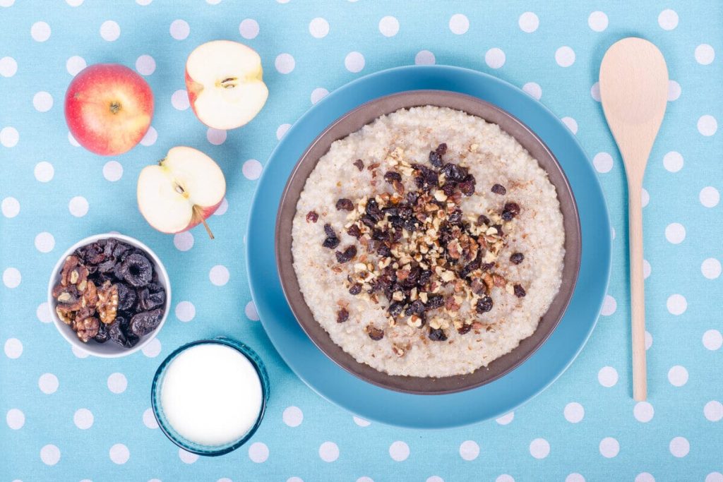 Gerstengrütze Brei mit Nüssen und Früchten als Frühstücksidee